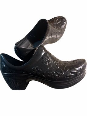DANSKO♦️FLORAL EMBOSSED PIXIE CLOG